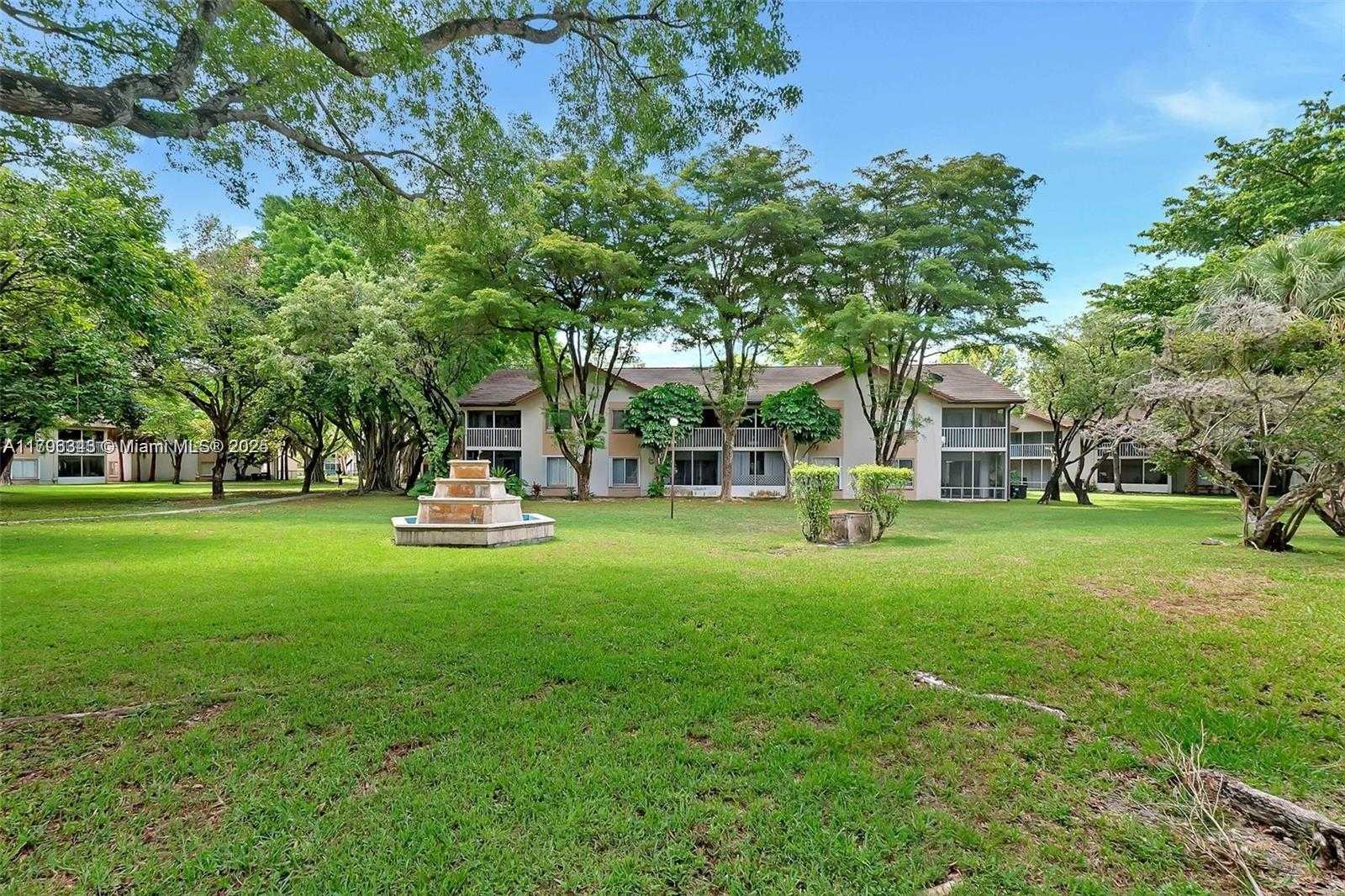 Small Image of 13910 SOUTH WEST 91ST TER #13910, Miami Number 25