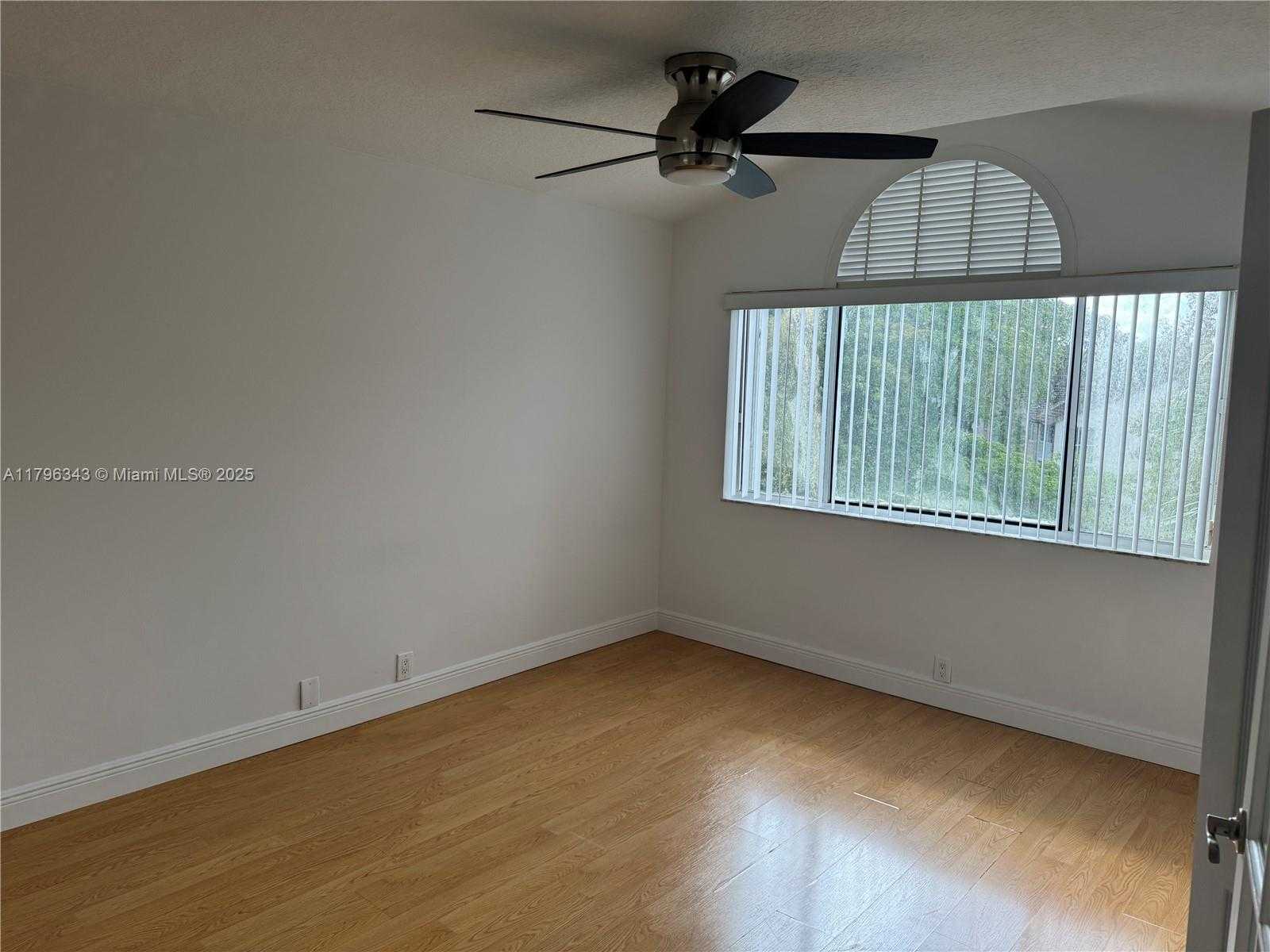 Small Image of 13910 SOUTH WEST 91ST TER #13910, Miami Number 4