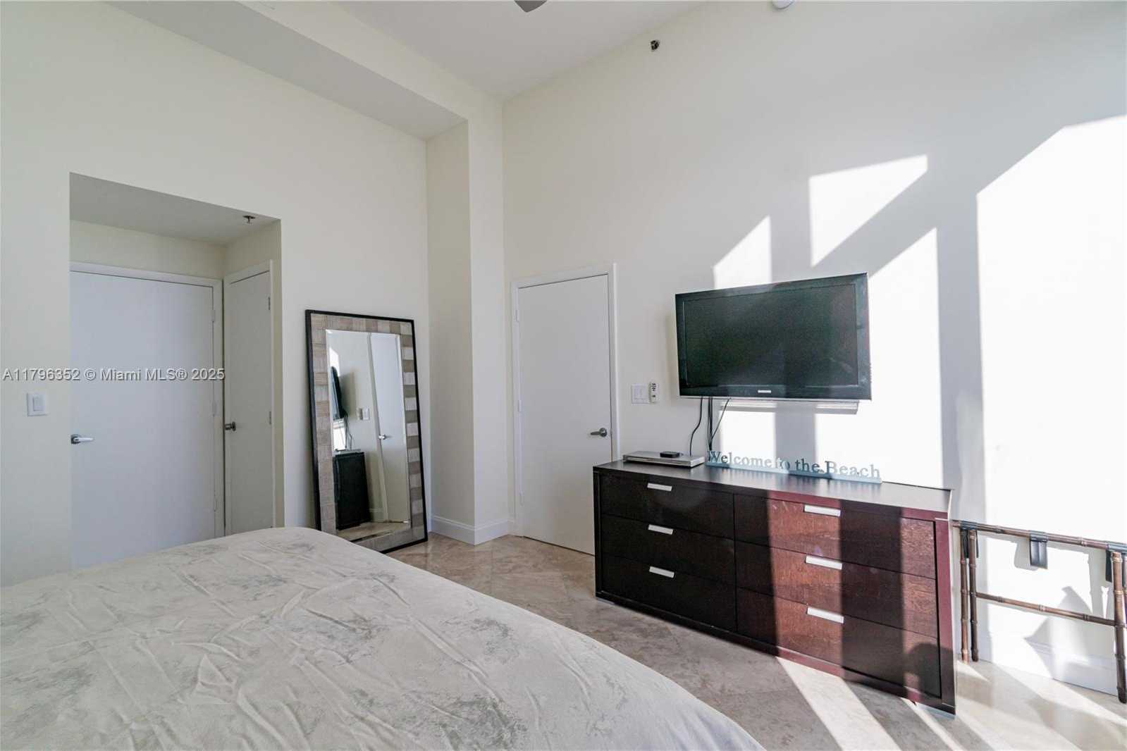 Small Image of 6515 COLLINS AVE #1806, Miami Beach Number 16