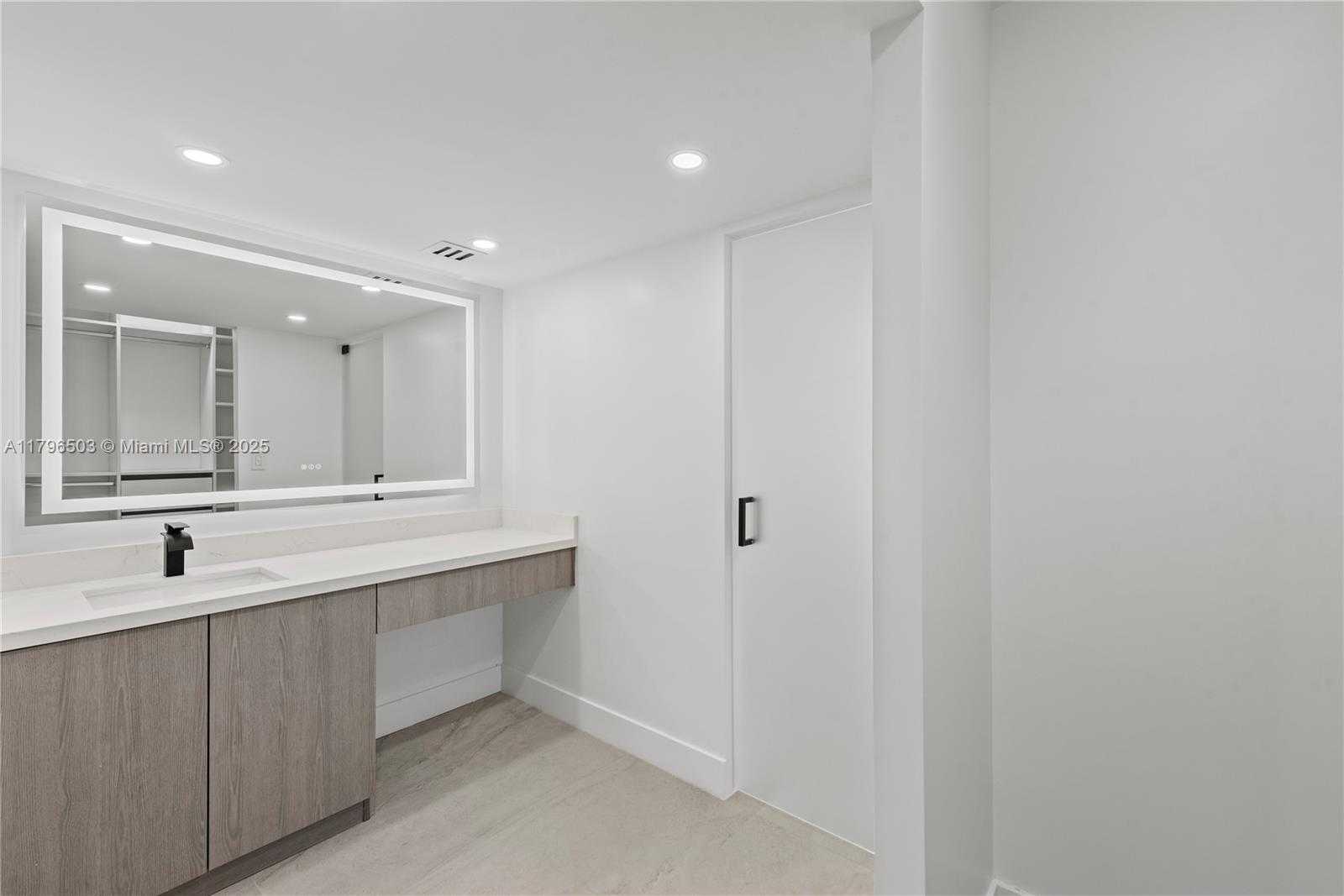 Small Image of 100 BAYVIEW DR #604, Sunny Isles Beach Number 17