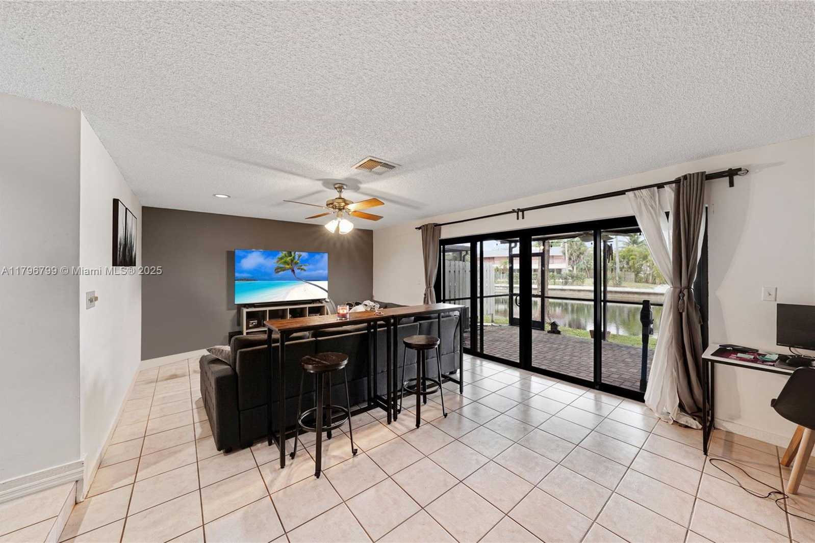 Small Image of 9885 FAIRWAY COVE LN, Plantation Number 12