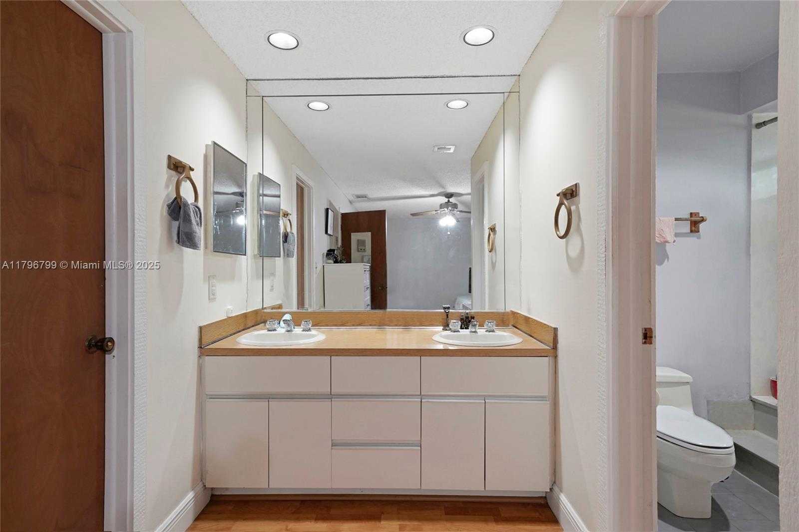 Small Image of 9885 FAIRWAY COVE LN, Plantation Number 24