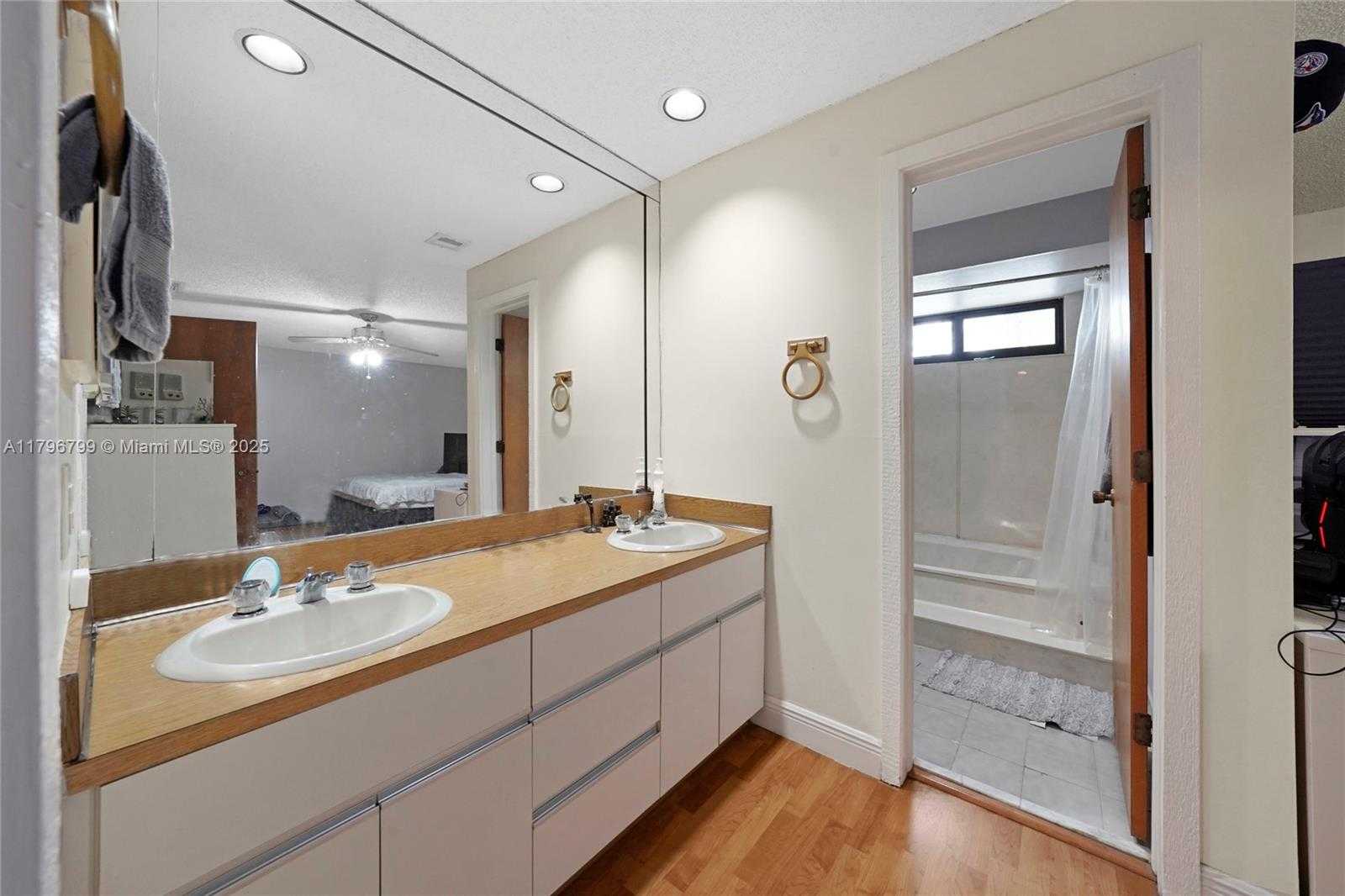 Small Image of 9885 FAIRWAY COVE LN, Plantation Number 25