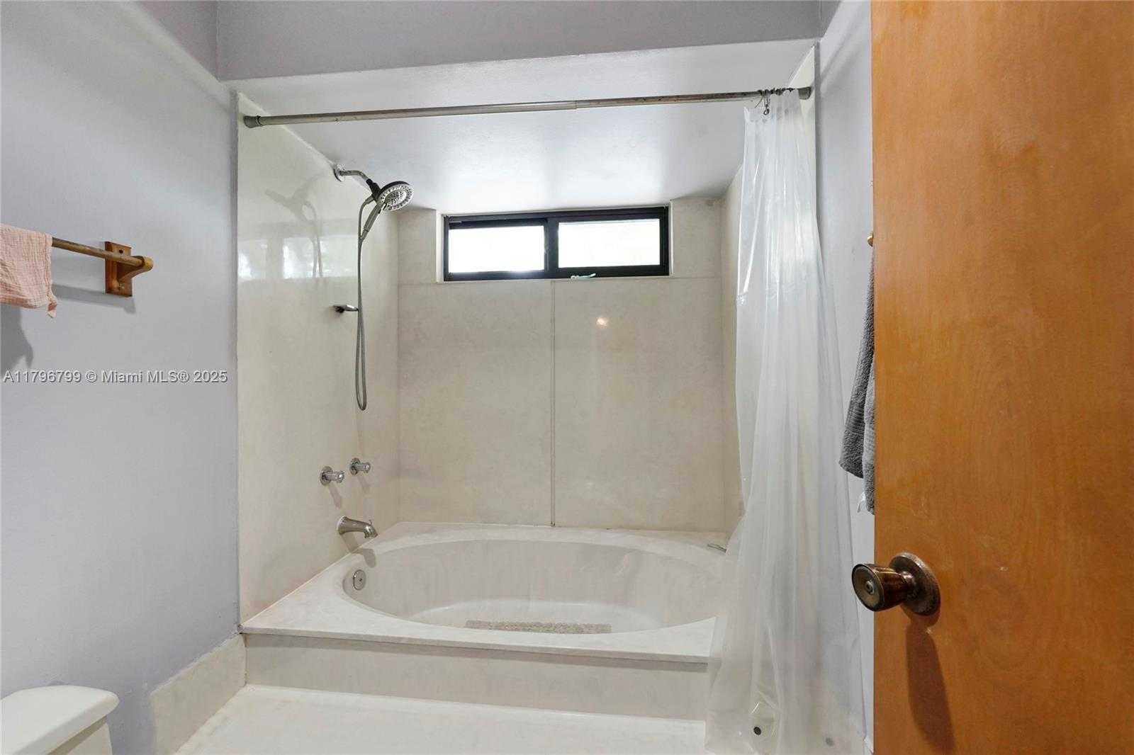 Small Image of 9885 FAIRWAY COVE LN, Plantation Number 26