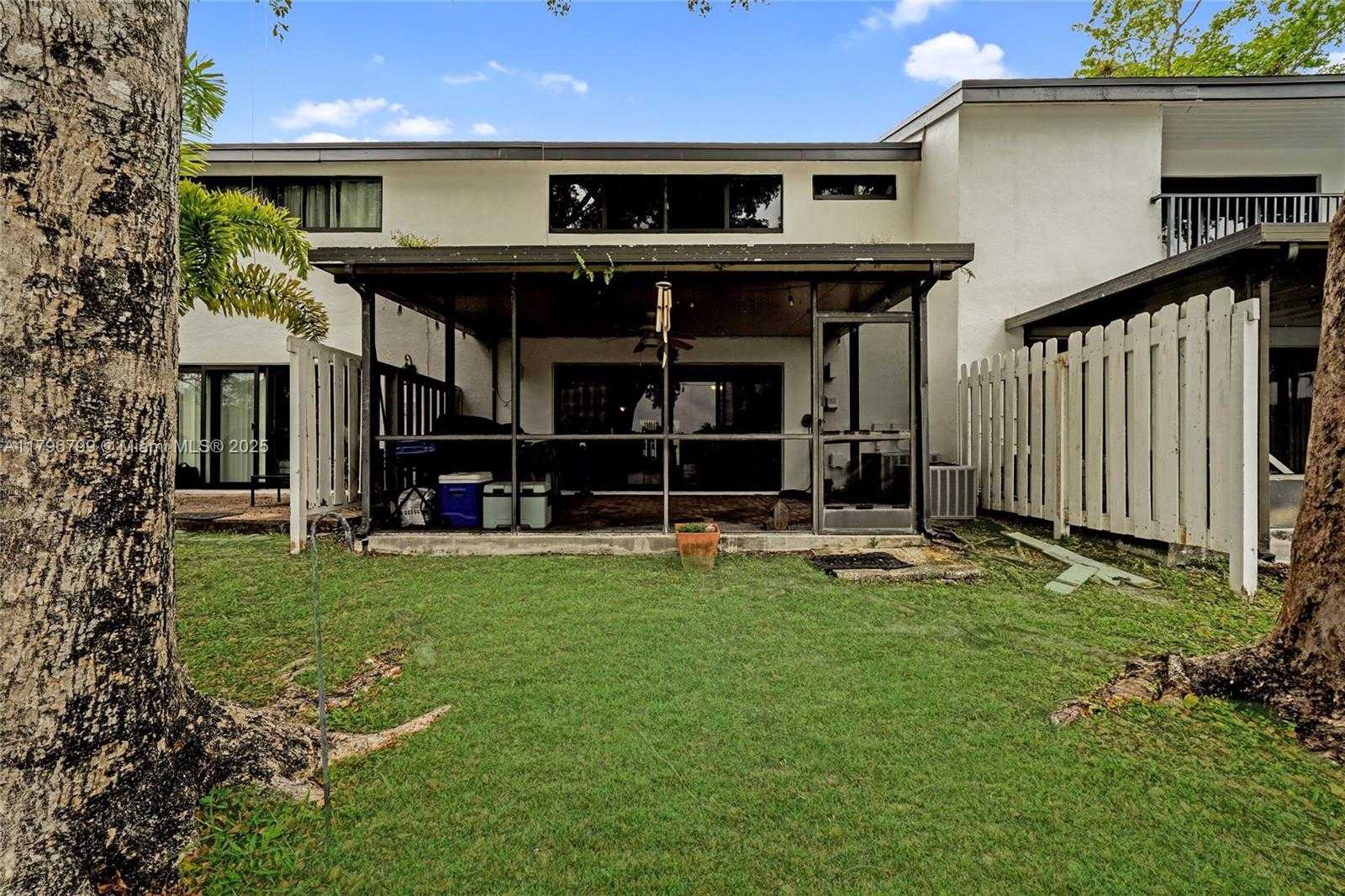 Small Image of 9885 FAIRWAY COVE LN, Plantation Number 29
