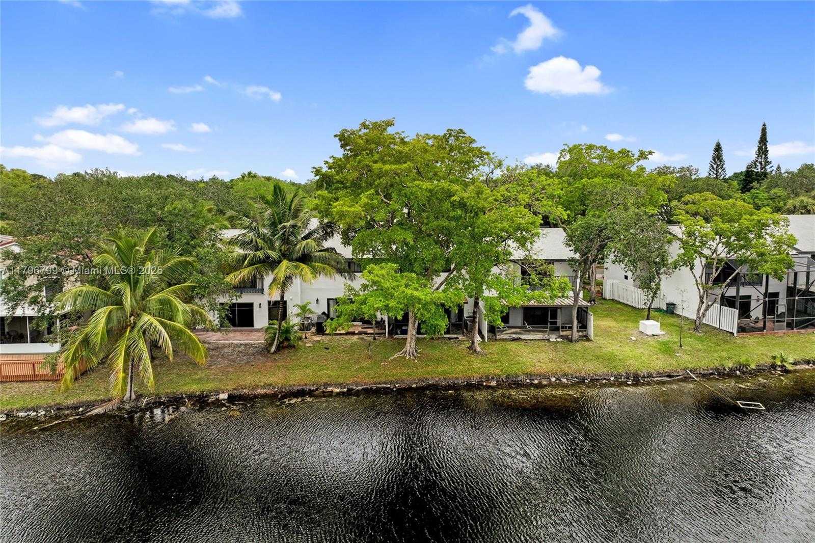 Small Image of 9885 FAIRWAY COVE LN, Plantation Number 30