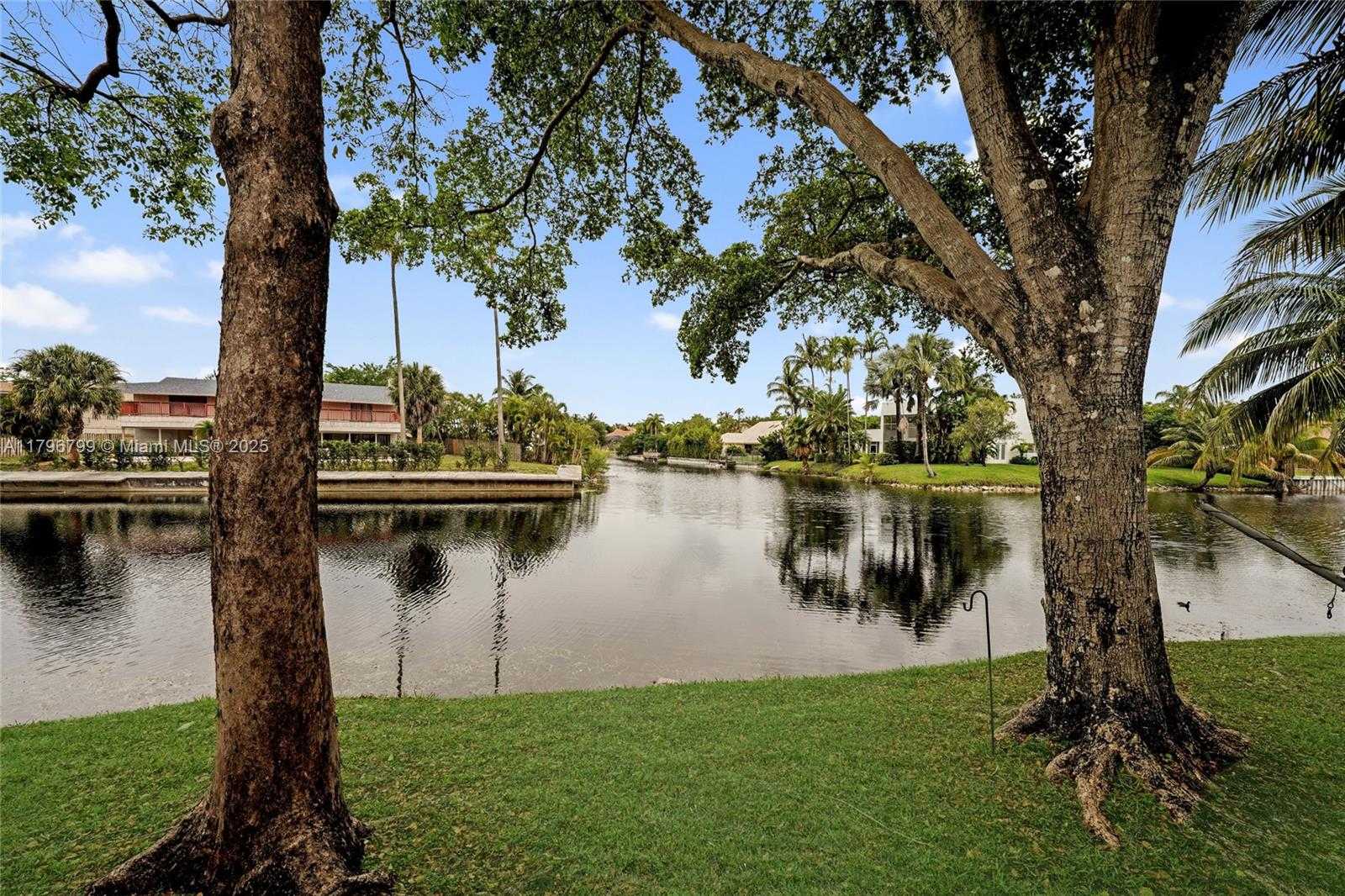 Small Image of 9885 FAIRWAY COVE LN, Plantation Number 32