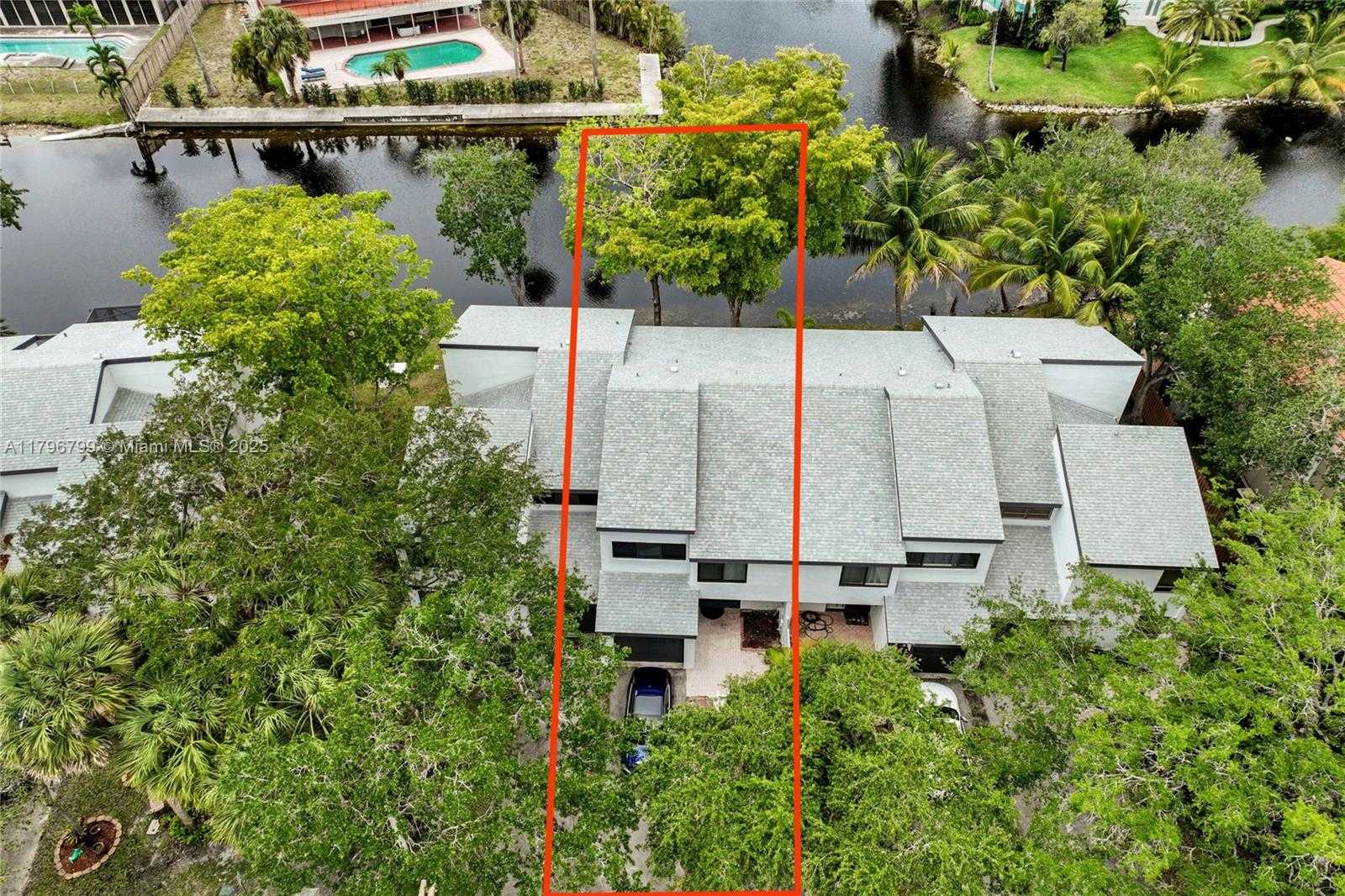 Small Image of 9885 FAIRWAY COVE LN, Plantation Number 35