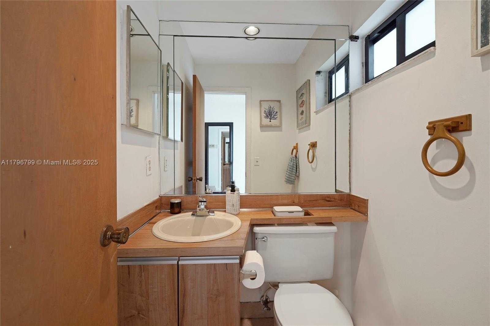 Small Image of 9885 FAIRWAY COVE LN, Plantation Number 5