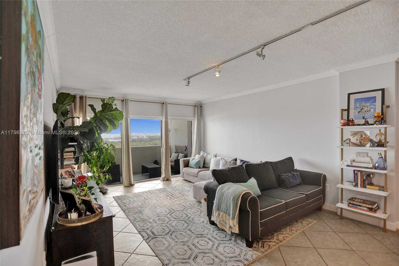 Small Image of 300 BAYVIEW DR #PH10, Sunny Isles Beach Number 11
