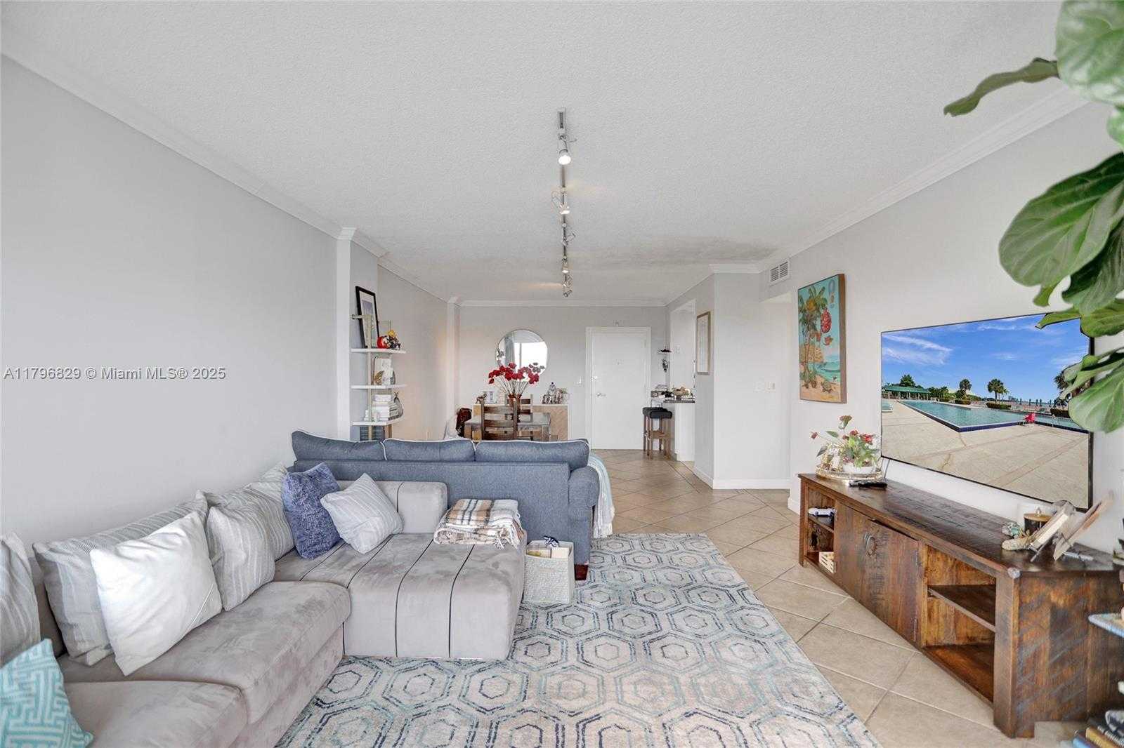 Small Image of 300 BAYVIEW DR #PH10, Sunny Isles Beach Number 15