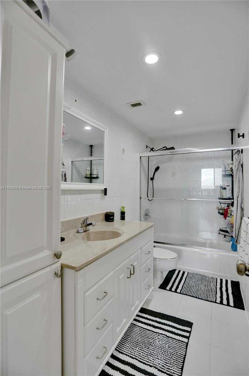 Small Image of 300 BAYVIEW DR #PH10, Sunny Isles Beach Number 21