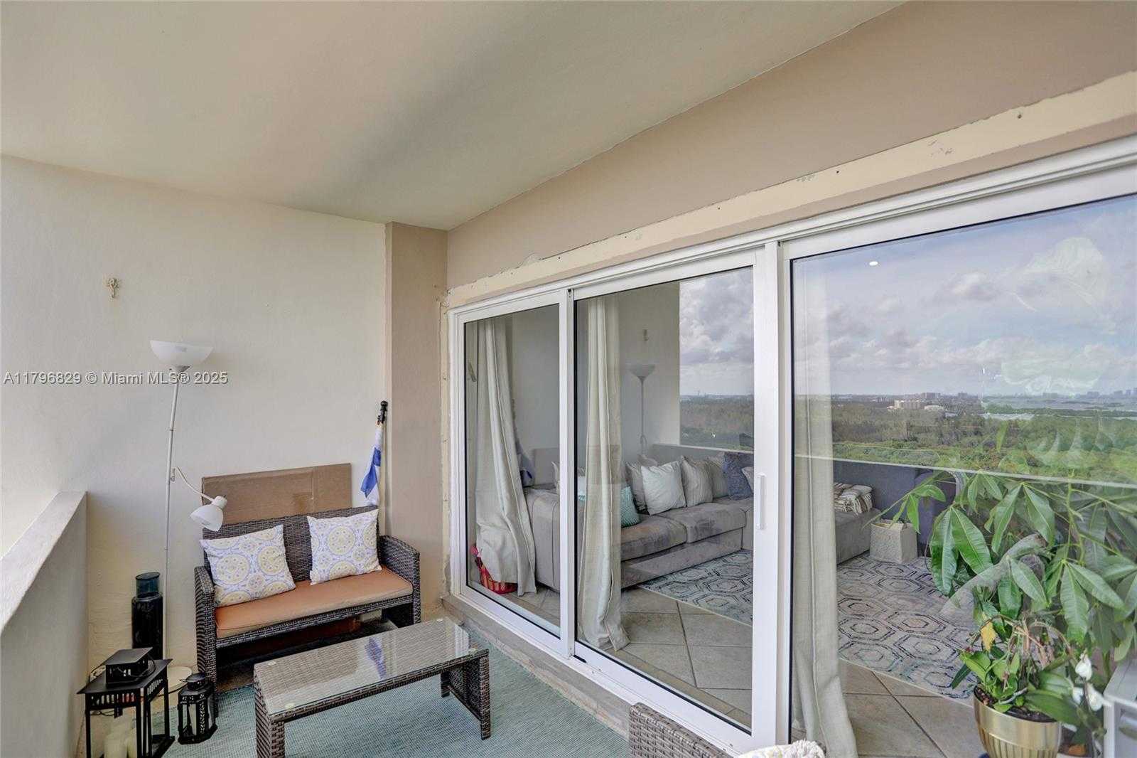 Small Image of 300 BAYVIEW DR #PH10, Sunny Isles Beach Number 5