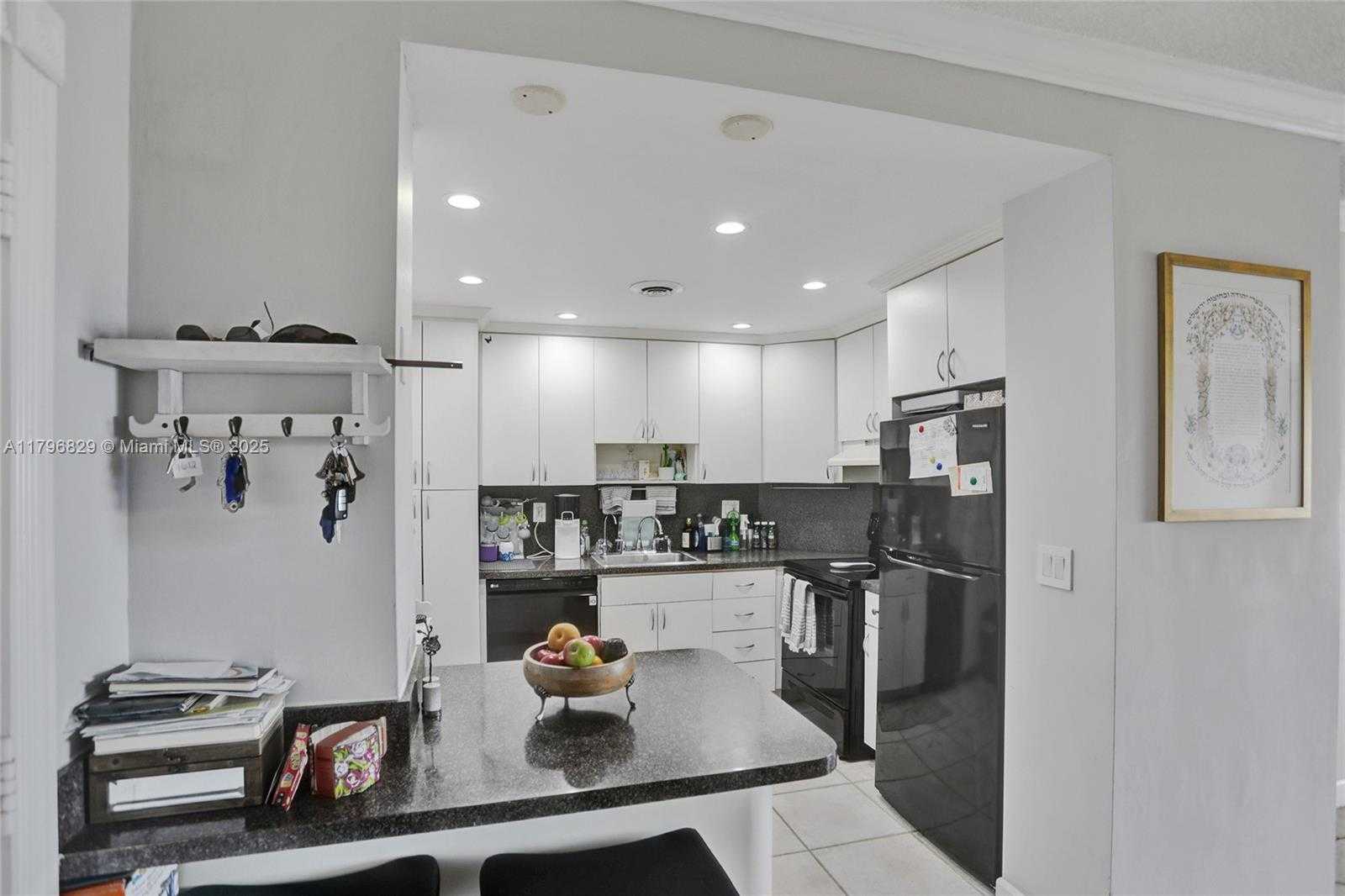 Small Image of 300 BAYVIEW DR #PH10, Sunny Isles Beach Number 8