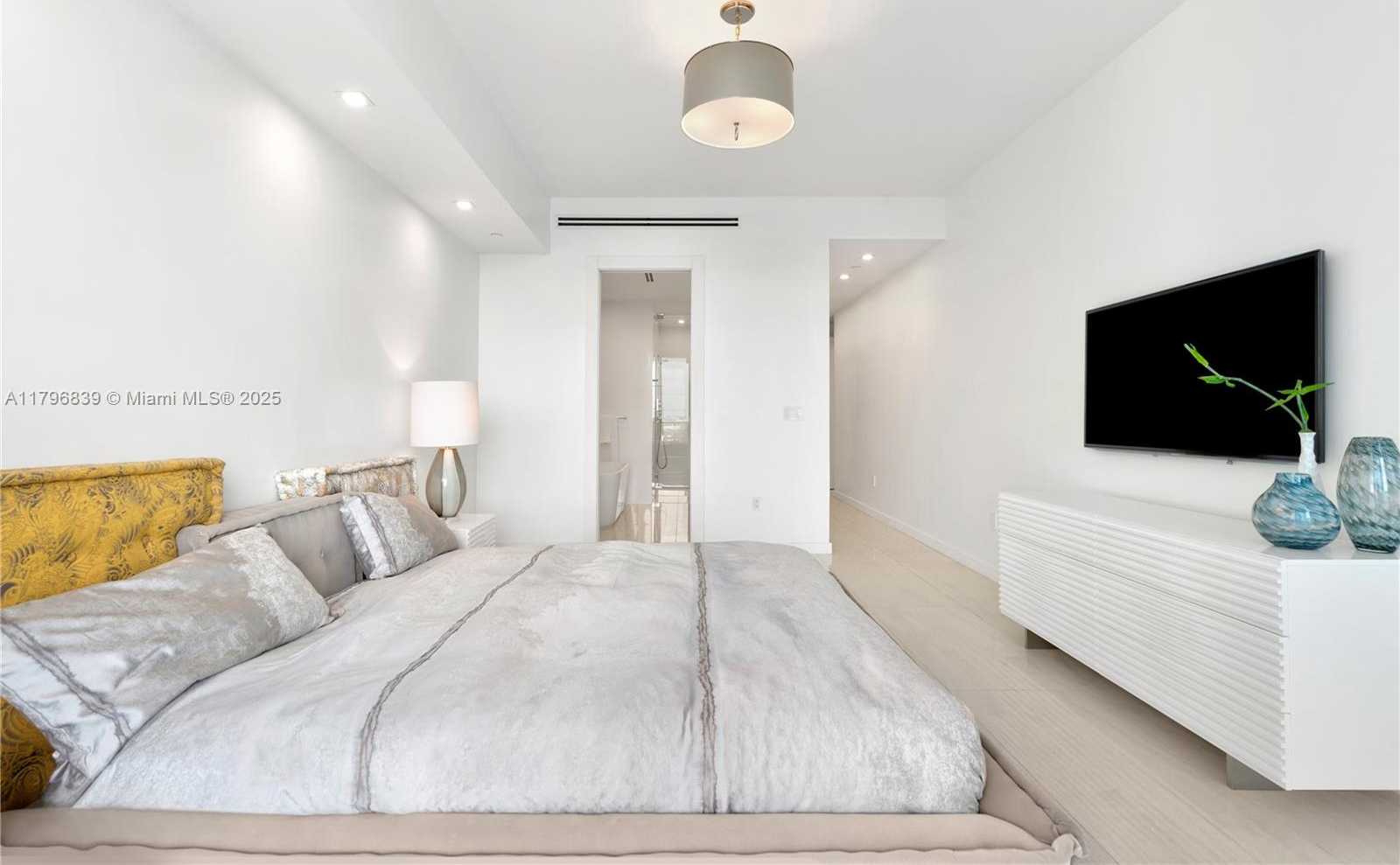 Small Image of 100 SOUTH POINTE DRIVE #903, Miami Beach Number 14