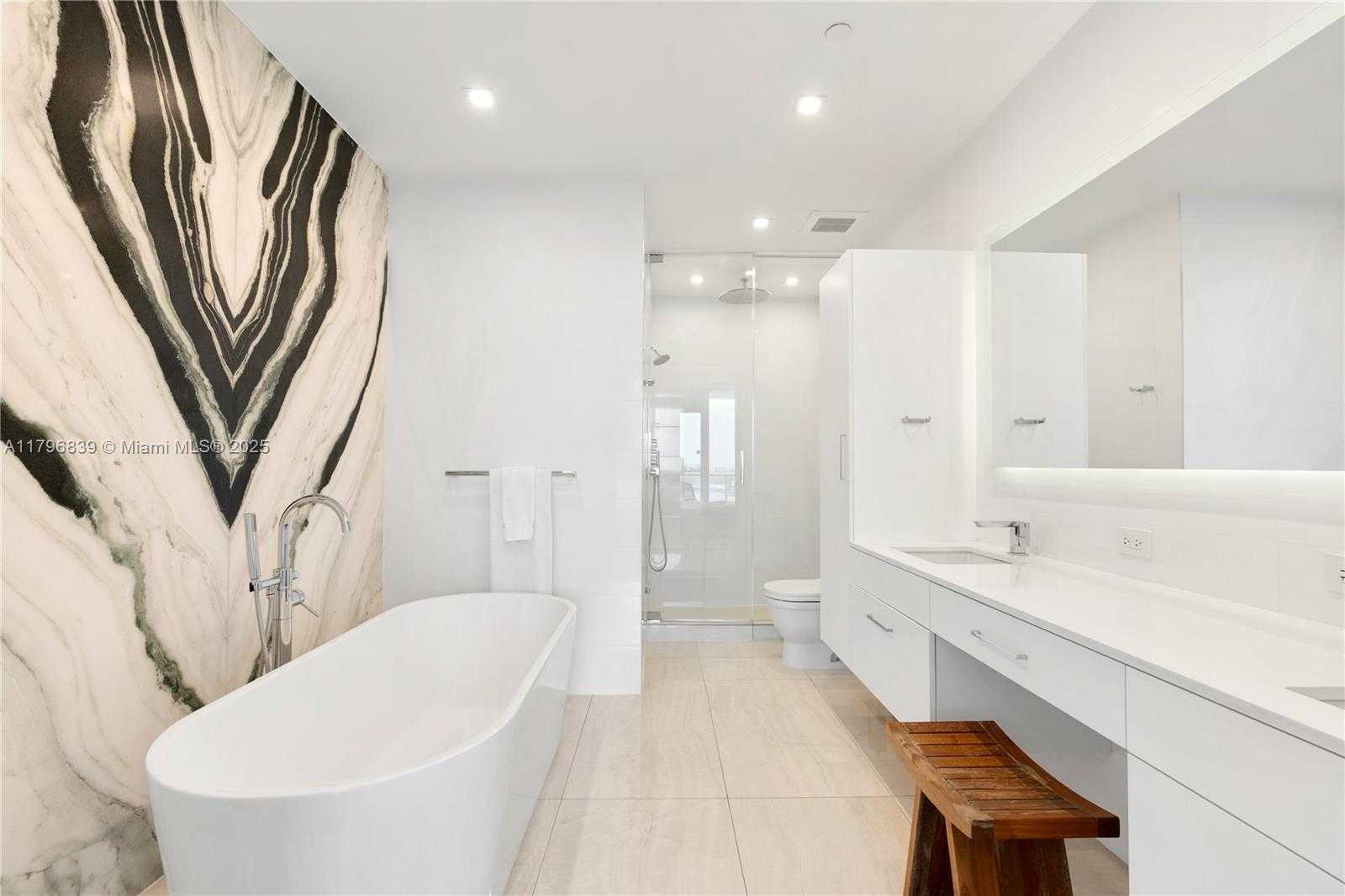 Small Image of 100 SOUTH POINTE DRIVE #903, Miami Beach Number 16