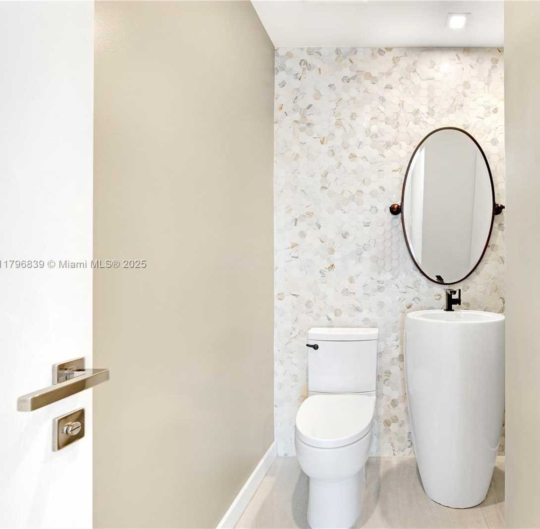Small Image of 100 SOUTH POINTE DRIVE #903, Miami Beach Number 9