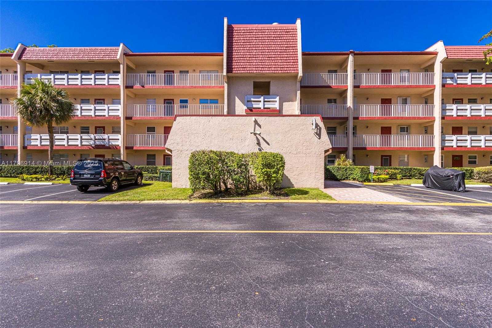 Small Image of 1005 COUNTRY CLUB DR #307, Margate Number 1