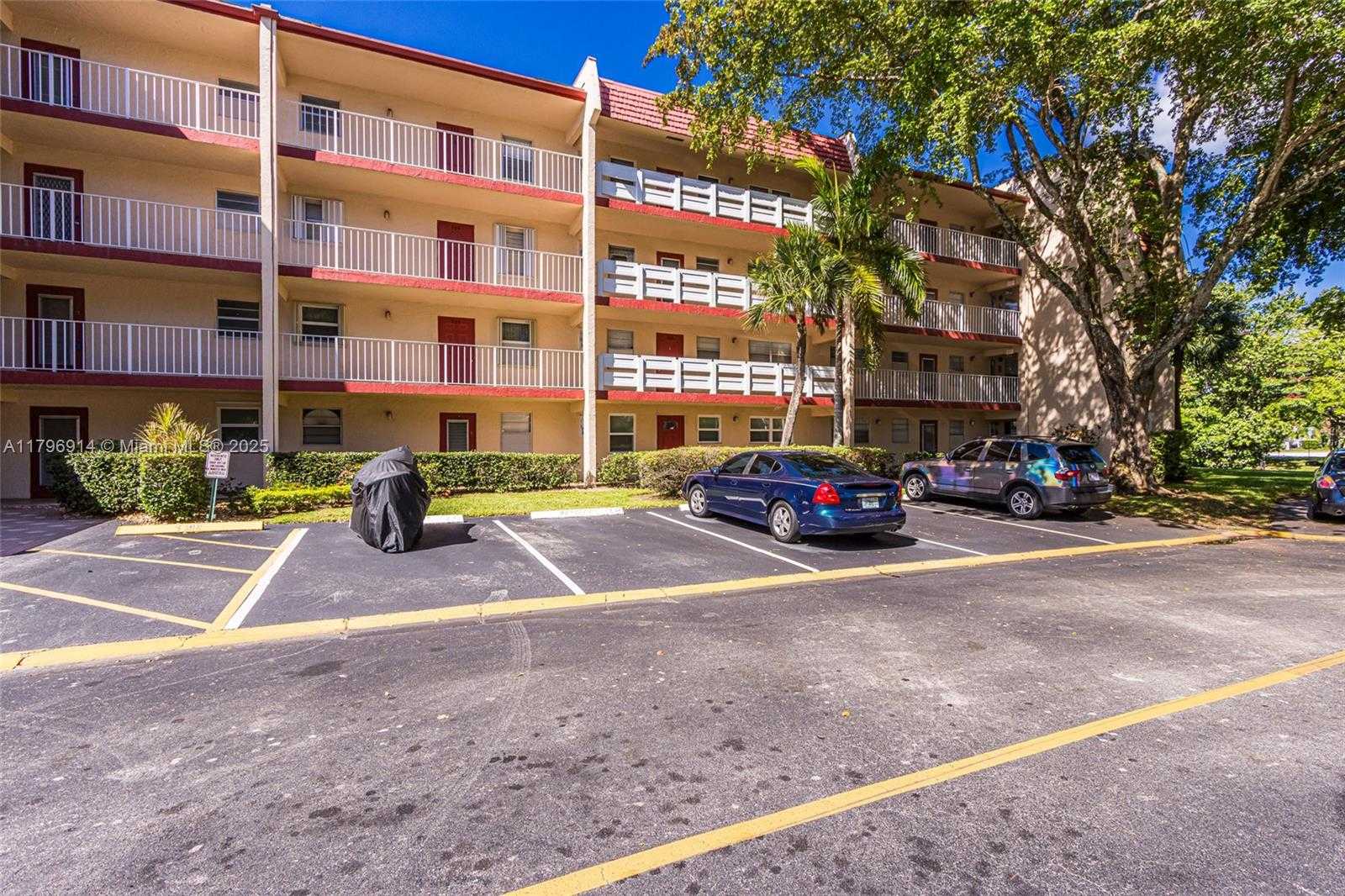 Small Image of 1005 COUNTRY CLUB DR #307, Margate Number 27