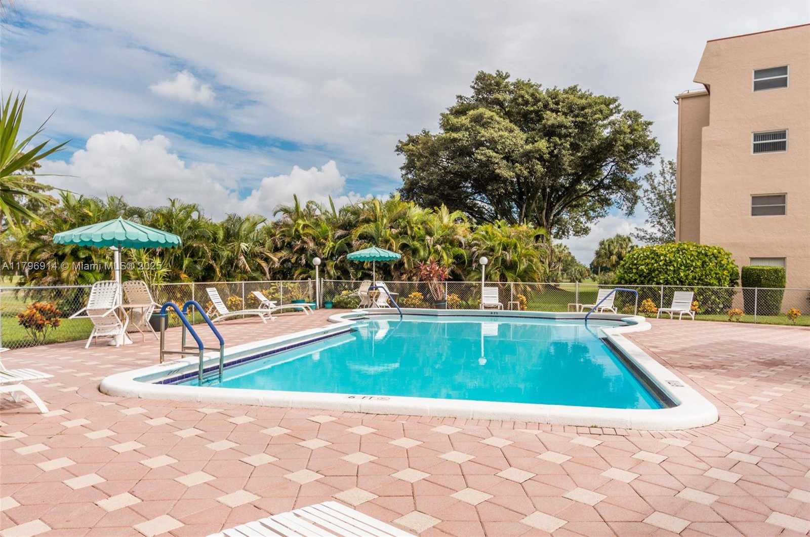 Small Image of 1005 COUNTRY CLUB DR #307, Margate Number 3