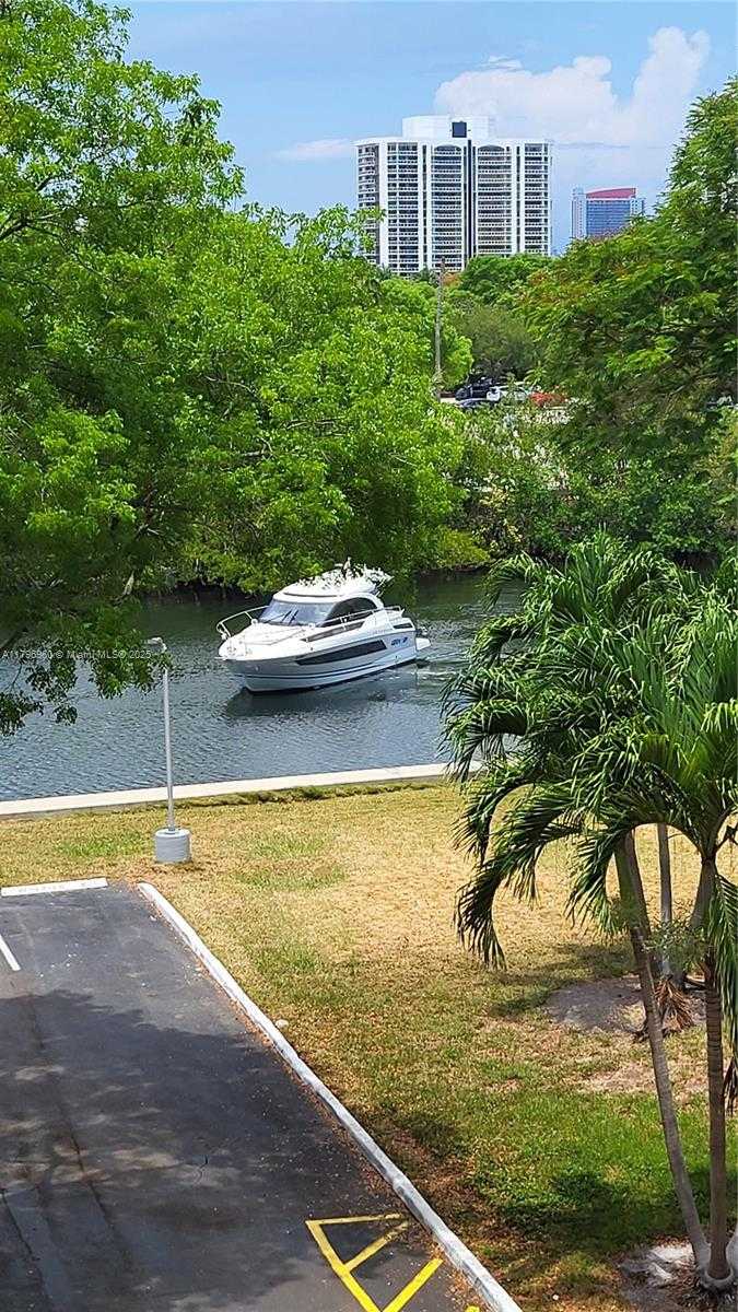 Small Image of 3401 NORTH COUNTRY CLUB DR #410, Aventura Number 2