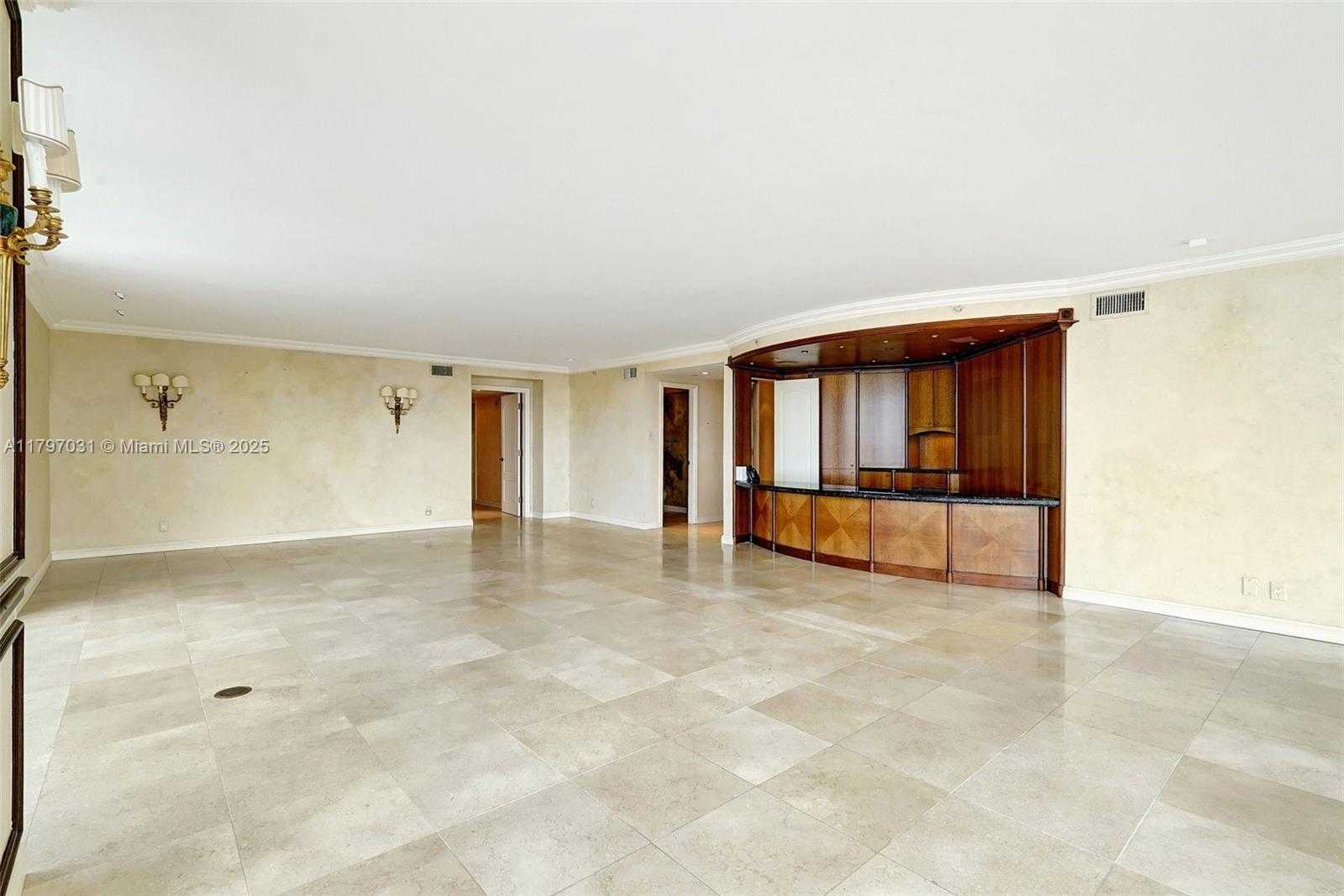 Small Image of 19667 TURNBERRY WAY #16GR, Aventura Number 16