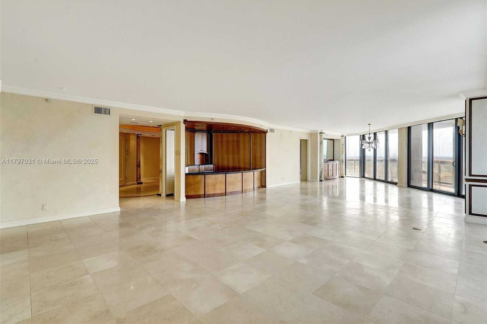 Small Image of 19667 TURNBERRY WAY #16GR, Aventura Number 2
