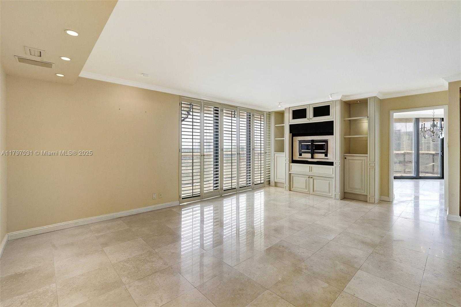 Small Image of 19667 TURNBERRY WAY #16GR, Aventura Number 24