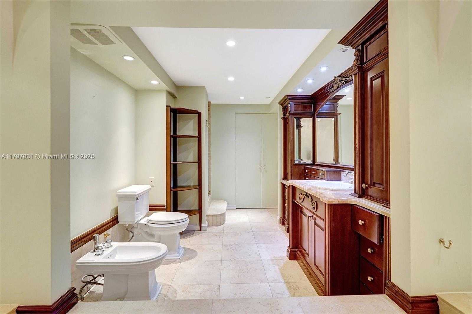 Small Image of 19667 TURNBERRY WAY #16GR, Aventura Number 39