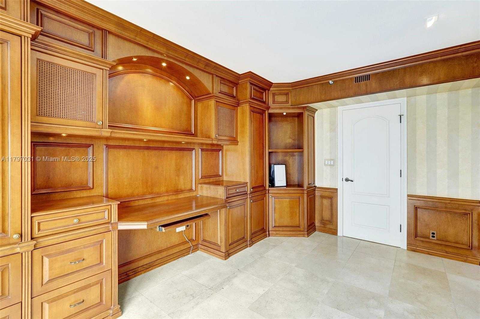 Small Image of 19667 TURNBERRY WAY #16GR, Aventura Number 54