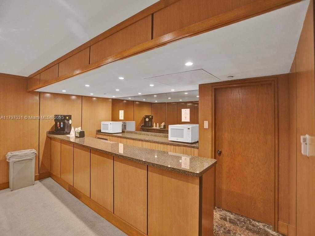 Small Image of 19667 TURNBERRY WAY #16GR, Aventura Number 85