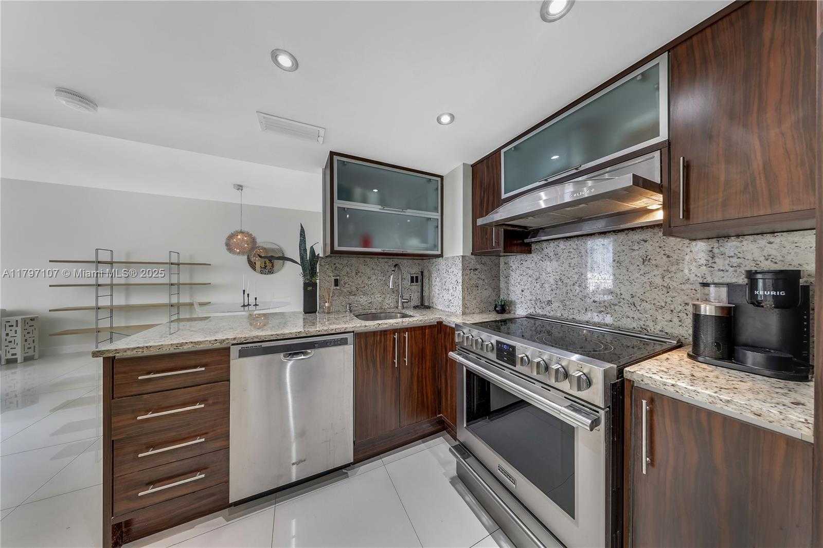 Small Image of 770 CLAUGHTON ISLAND DR #PH-26, Miami Number 3