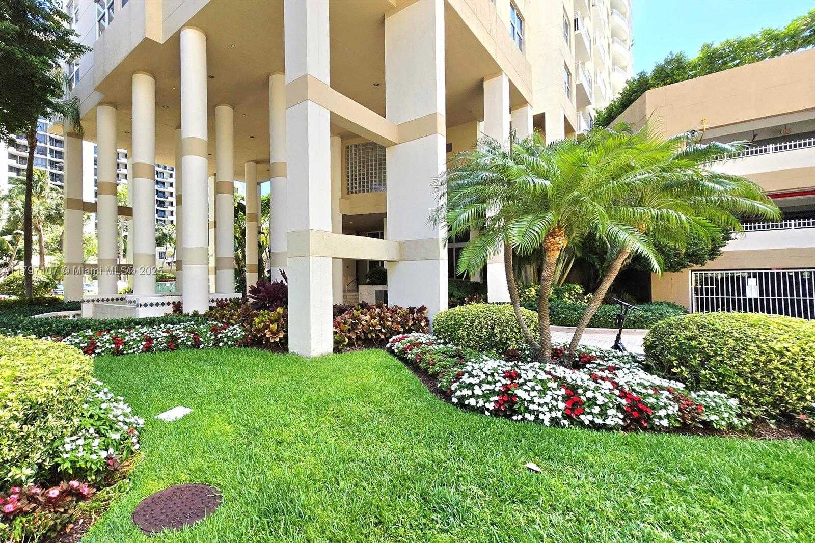 Small Image of 770 CLAUGHTON ISLAND DR #PH-26, Miami Number 31