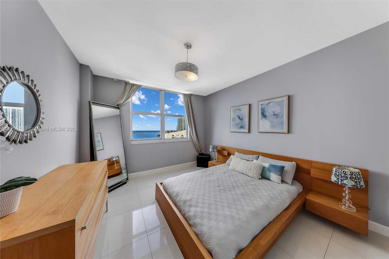 Small Image of 770 CLAUGHTON ISLAND DR #PH-26, Miami Number 4