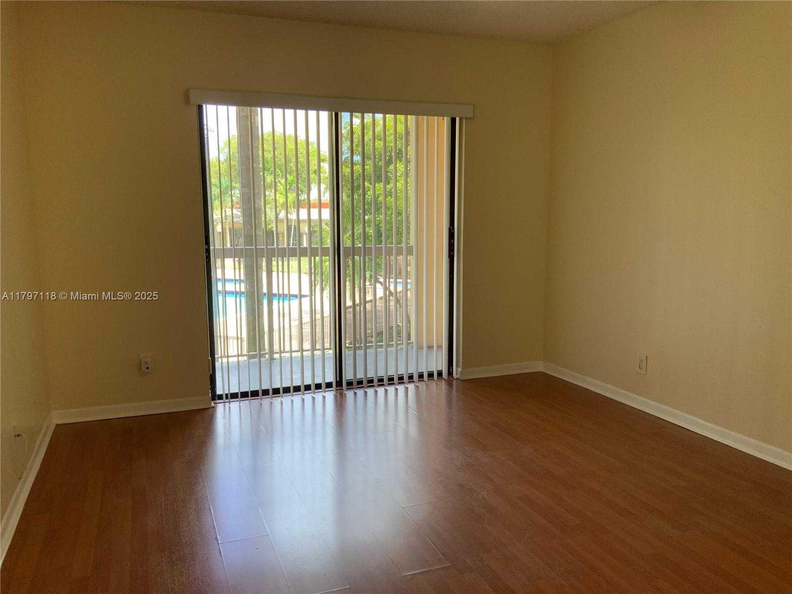 Small Image of 8180 GENEVA CT #224, Doral Number 6