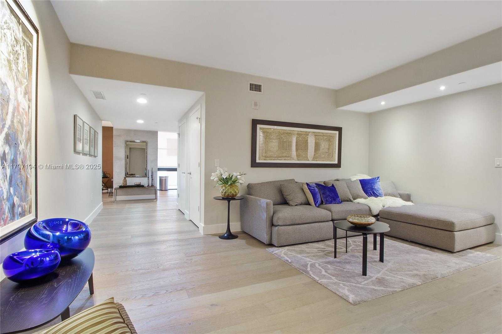 Small Image of 1010 BRICKELL AVE #3105, Miami Number 2