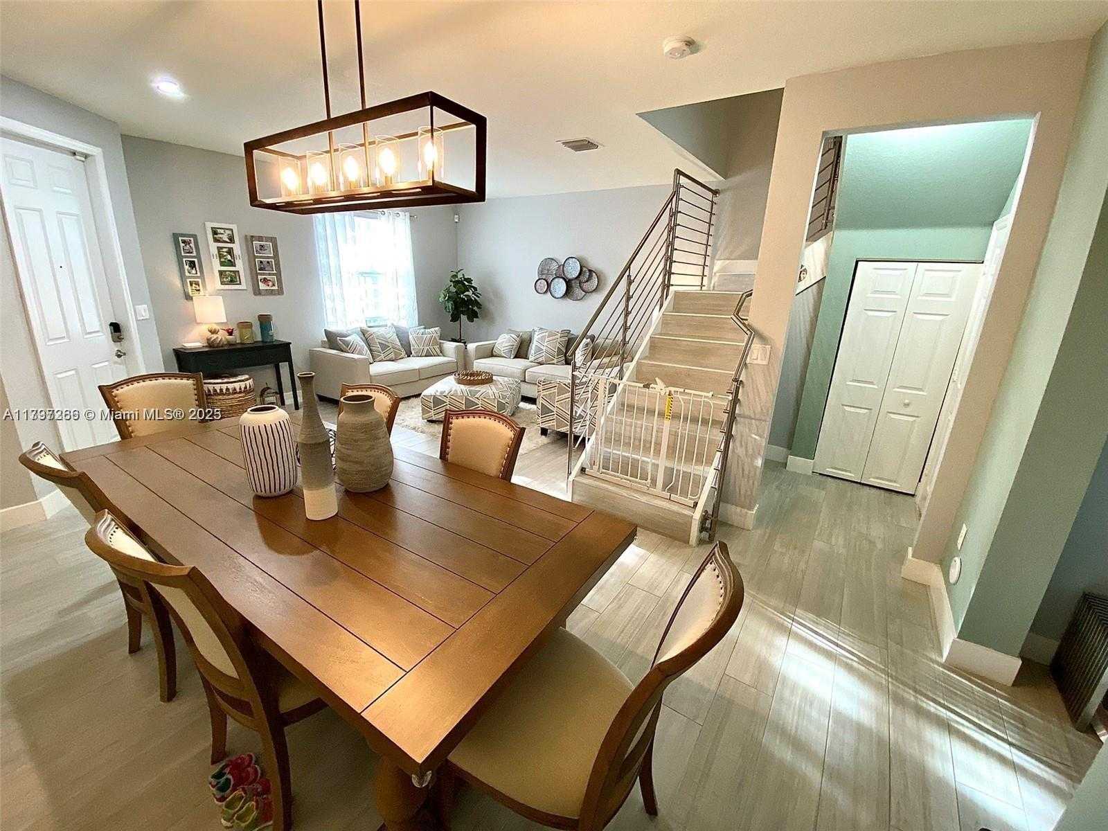 Small Image of 10607 WEST 34TH CT, Hialeah Number 2