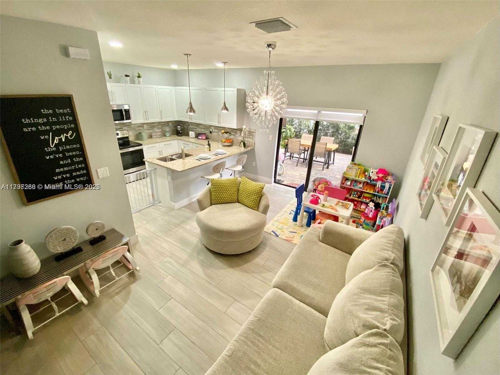 Small Image of 10607 WEST 34TH CT, Hialeah Number 3