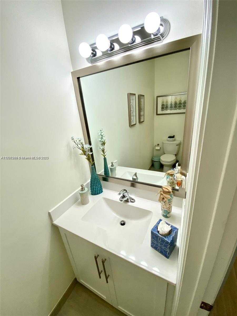 Small Image of 10607 WEST 34TH CT, Hialeah Number 5