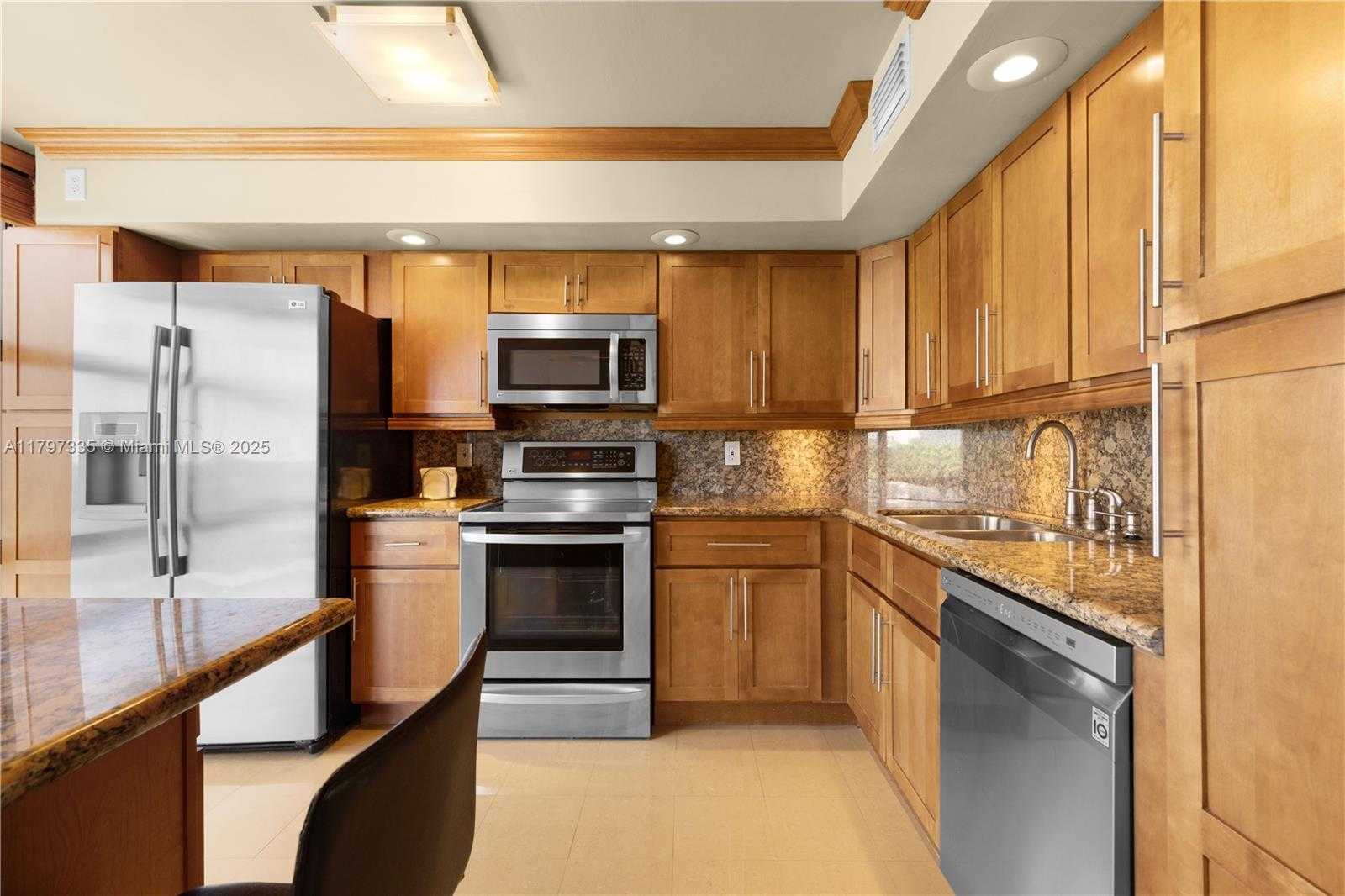 Small Image of 6423 COLLINS AVE #703, Miami Beach Number 17