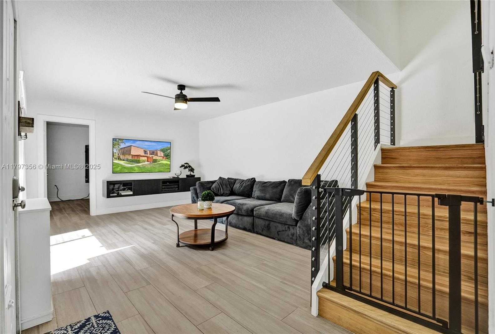 Small Image of 9136 SW 20th Pl, Davie, FL 33324, USA Number 16
