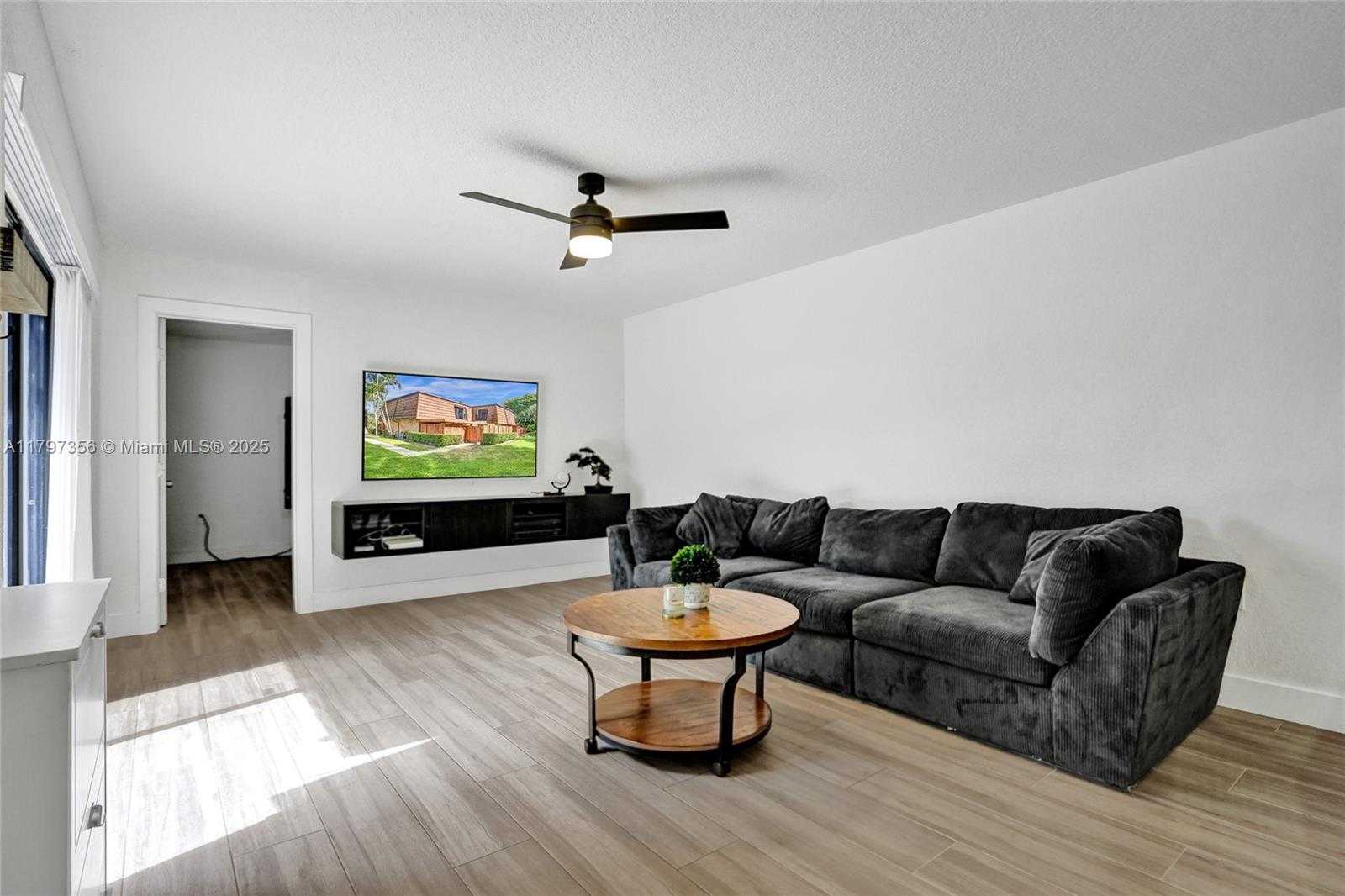 Small Image of 9136 SW 20th Pl, Davie, FL 33324, USA Number 17