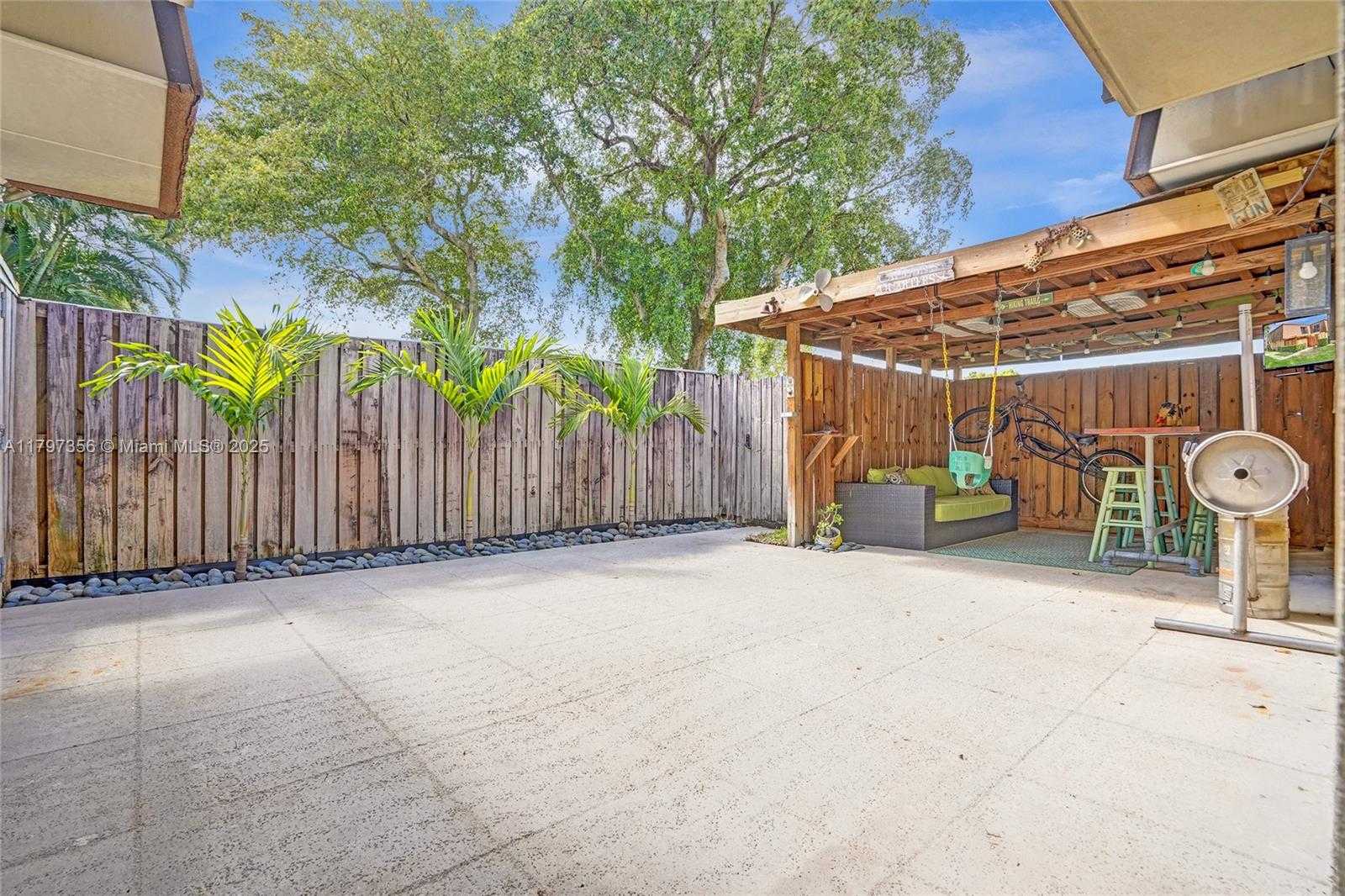 Small Image of 9136 SW 20th Pl, Davie, FL 33324, USA Number 25