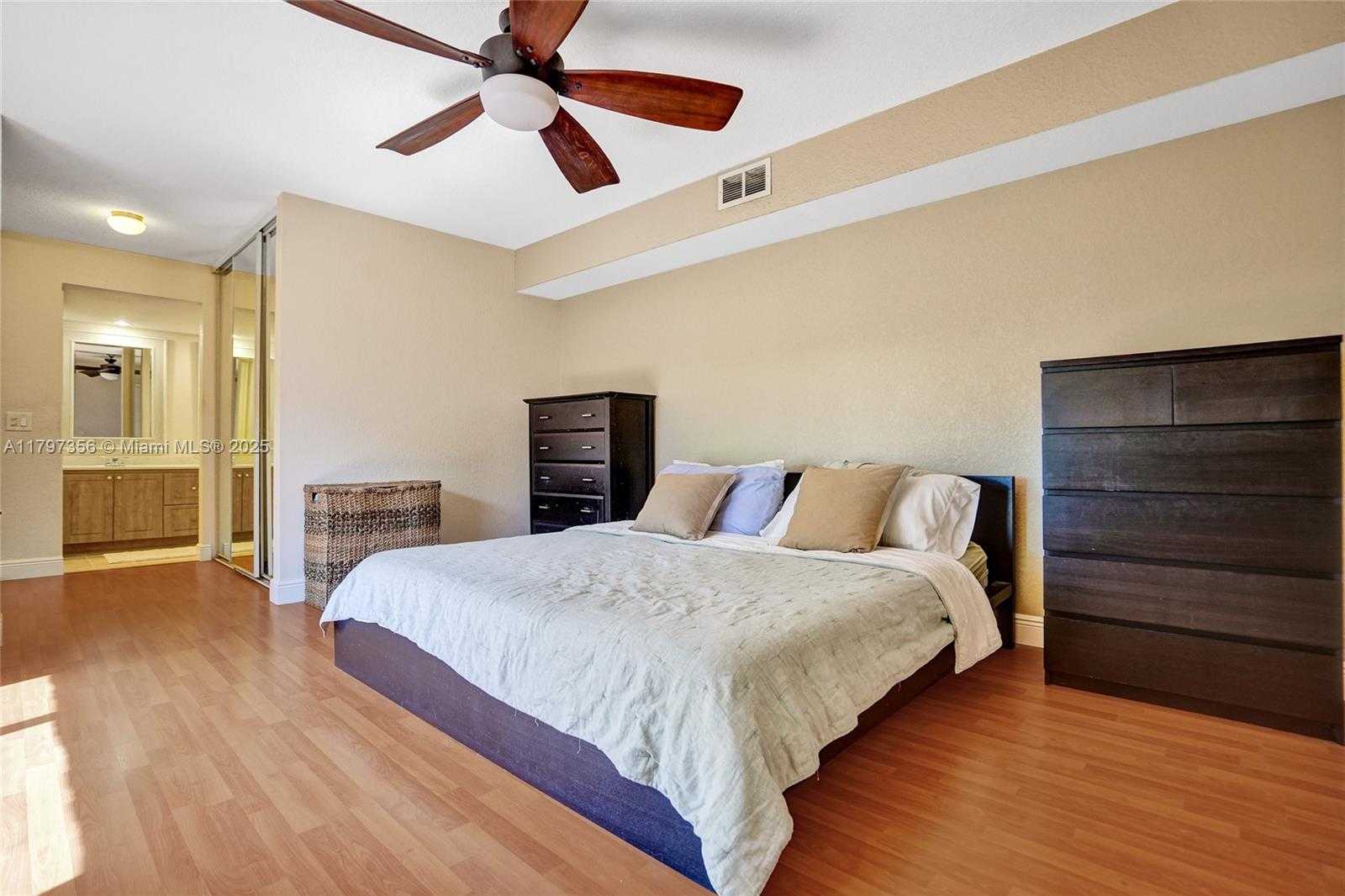 Small Image of 9136 SW 20th Pl, Davie, FL 33324, USA Number 4