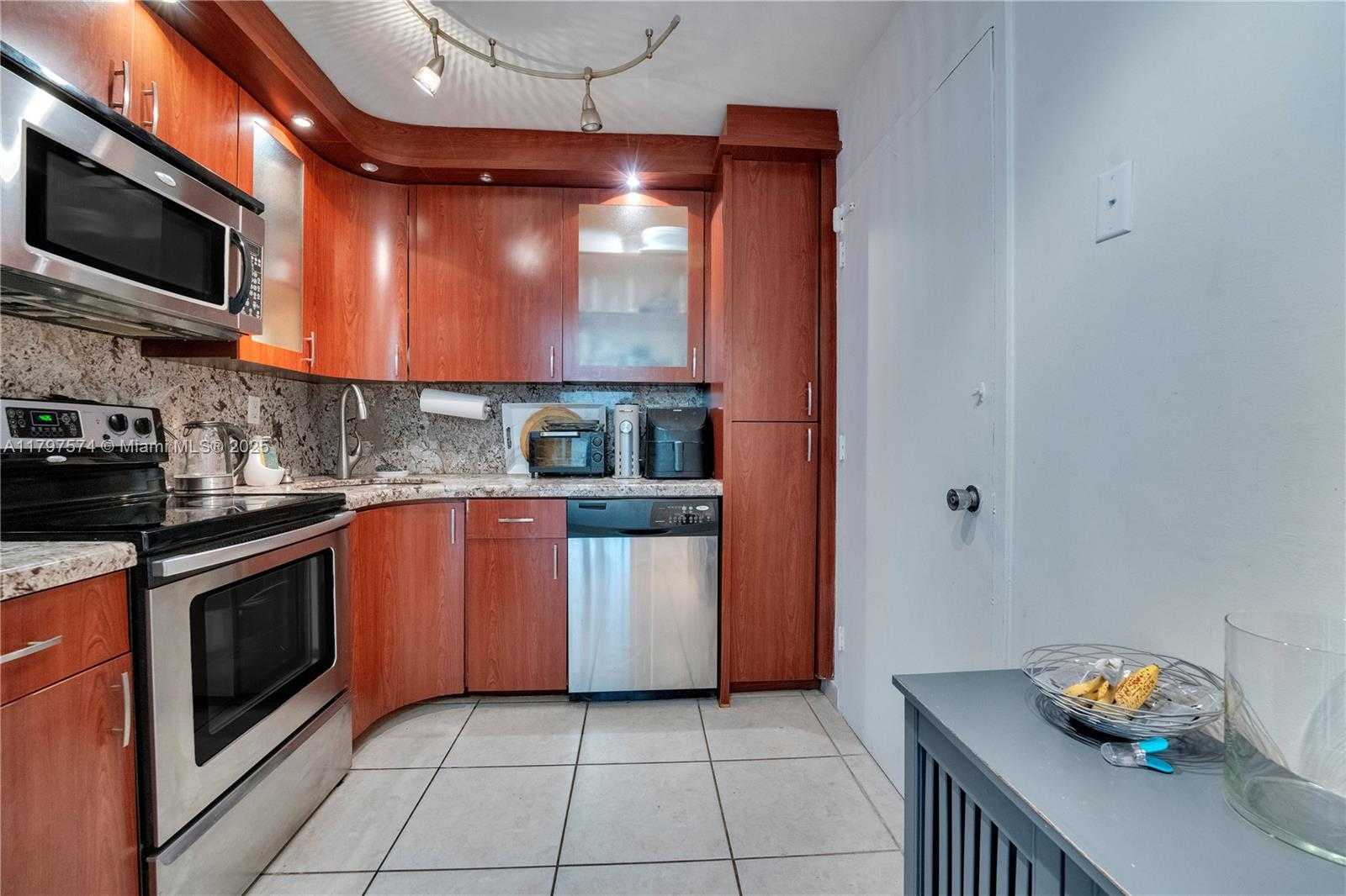 Small Image of 5838 COLLINS AVE #10E, Miami Beach Number 15
