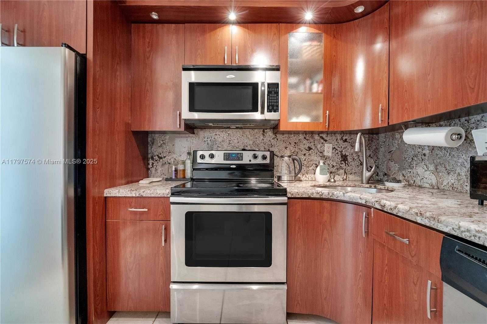 Small Image of 5838 COLLINS AVE #10E, Miami Beach Number 16
