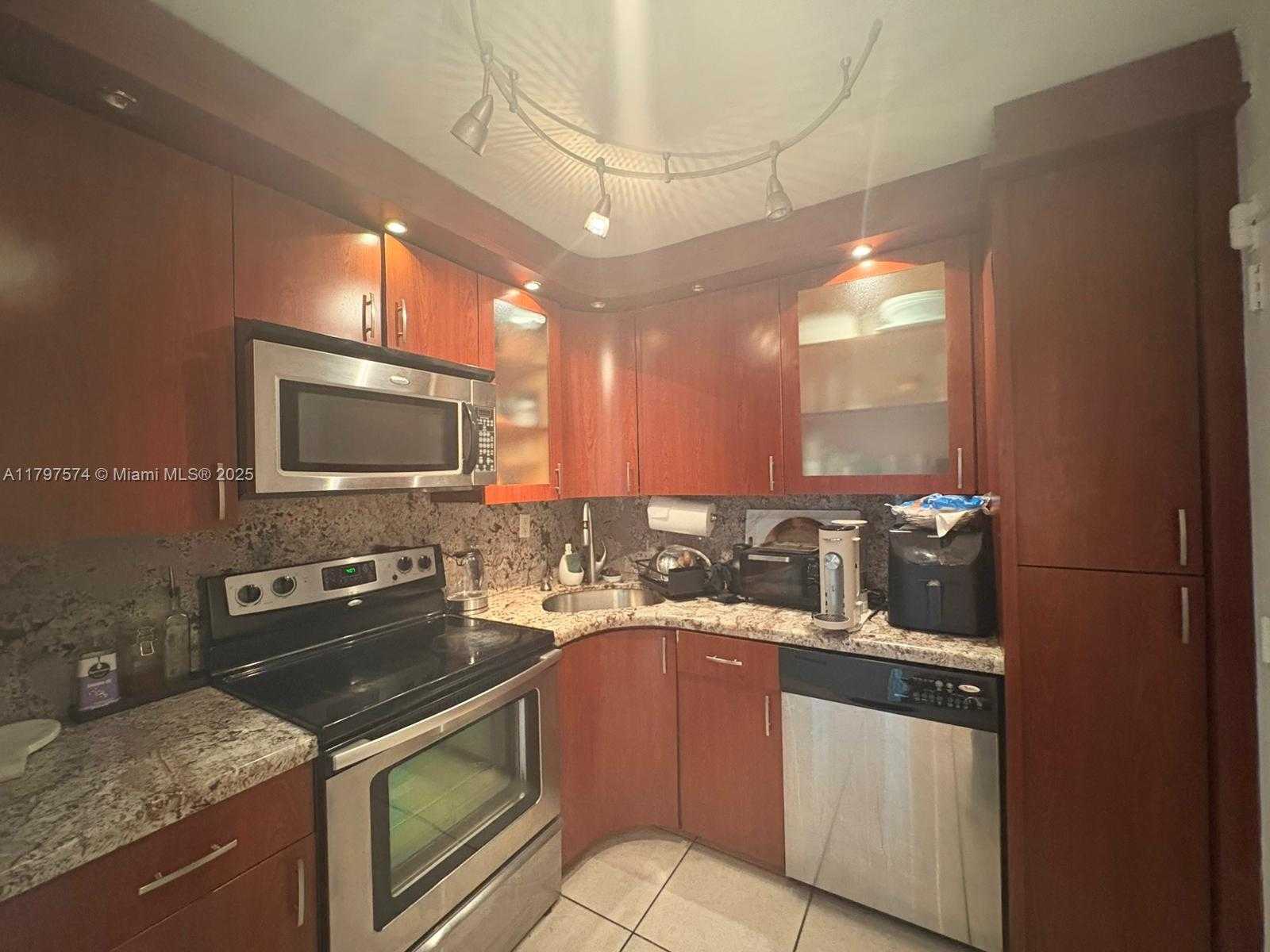 Small Image of 5838 COLLINS AVE #10E, Miami Beach Number 9