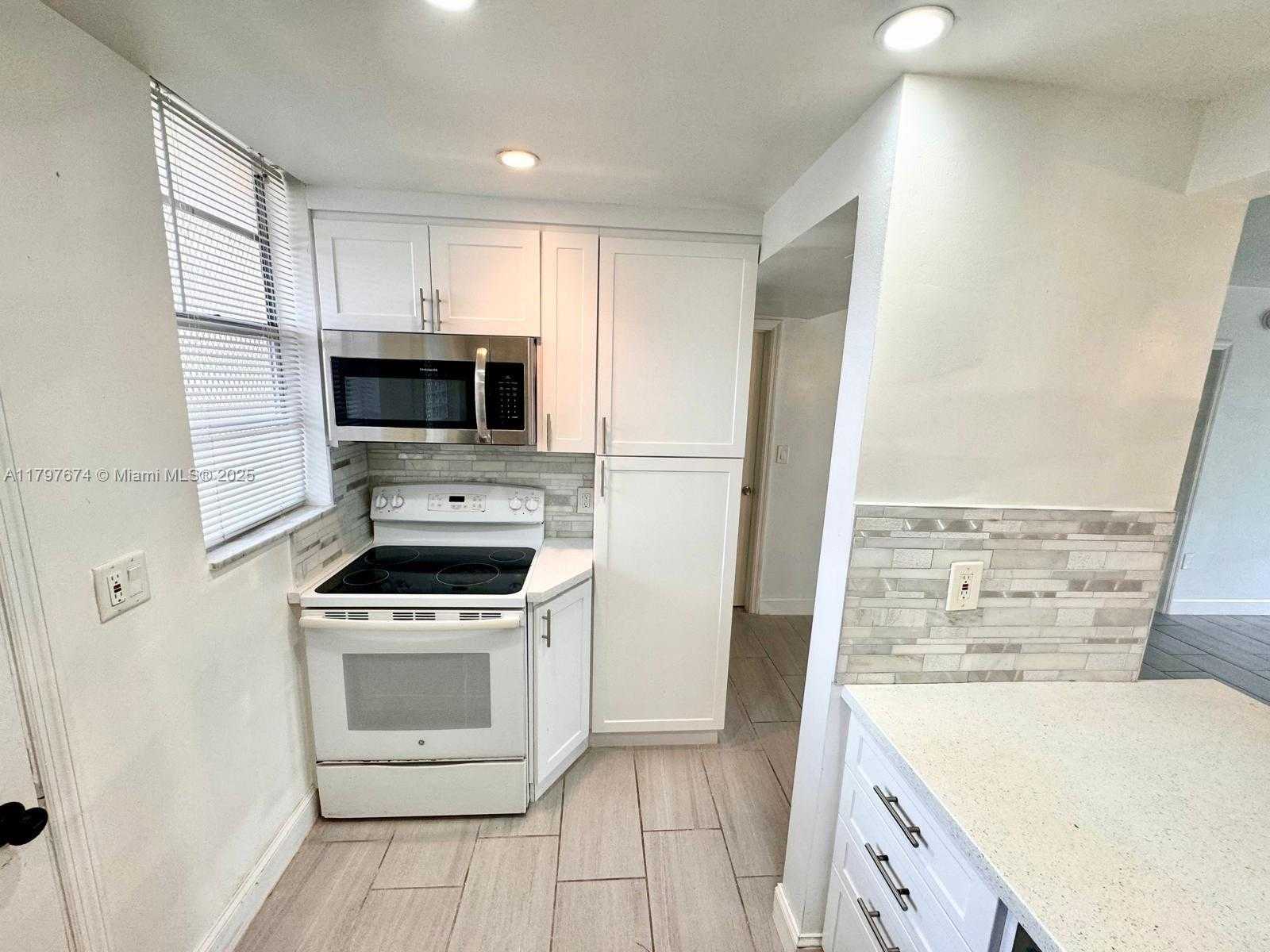 Small Image of 2905 POINT EAST DR #L102, Aventura Number 10