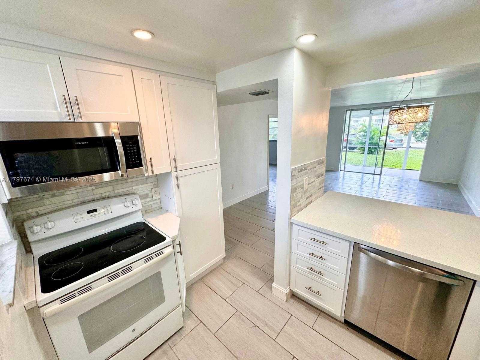 Small Image of 2905 POINT EAST DR #L102, Aventura Number 11