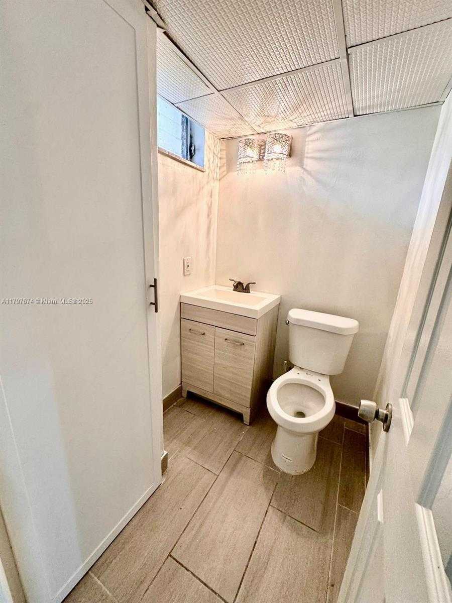 Small Image of 2905 POINT EAST DR #L102, Aventura Number 12